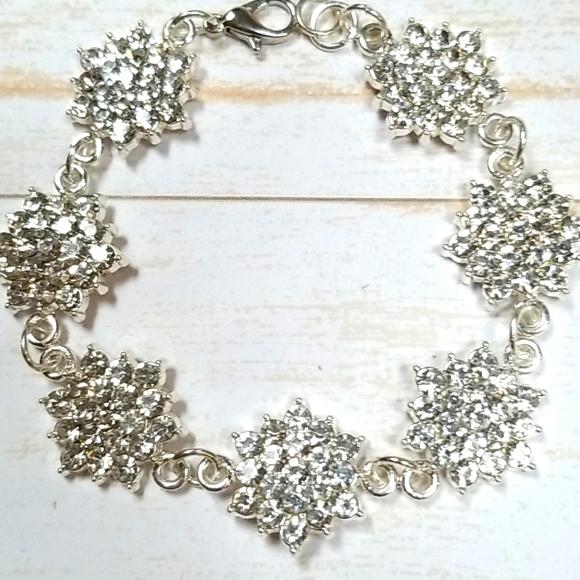 Hand Crafted Rhinestone Silver Tone Flower Design Bracelet - Picture 15 of 16